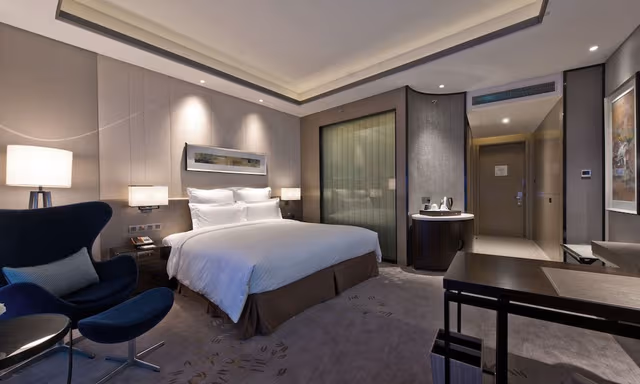 Deluxe Room, 1 King Bed, City View