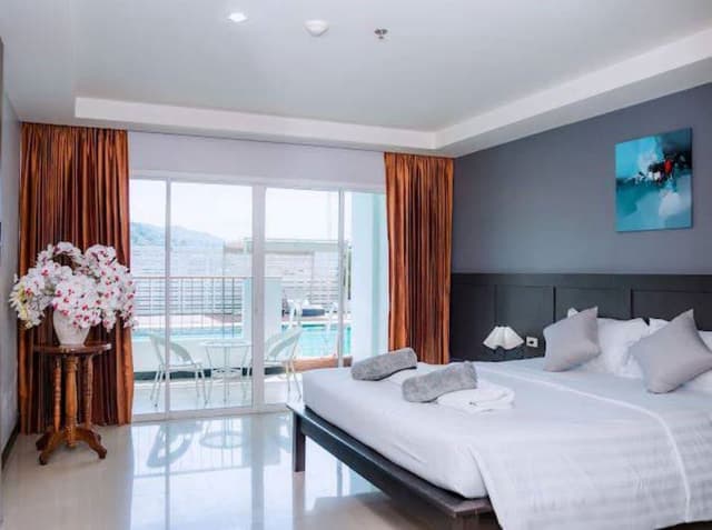 Premier Room, Pool Access