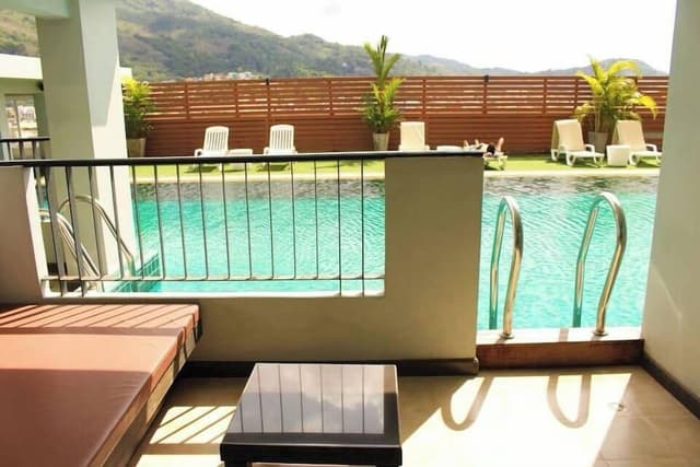 Premier Room, Pool Access