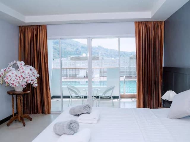 Premier Room, Pool Access