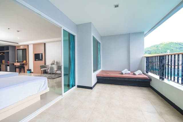 Premier Room, Pool Access