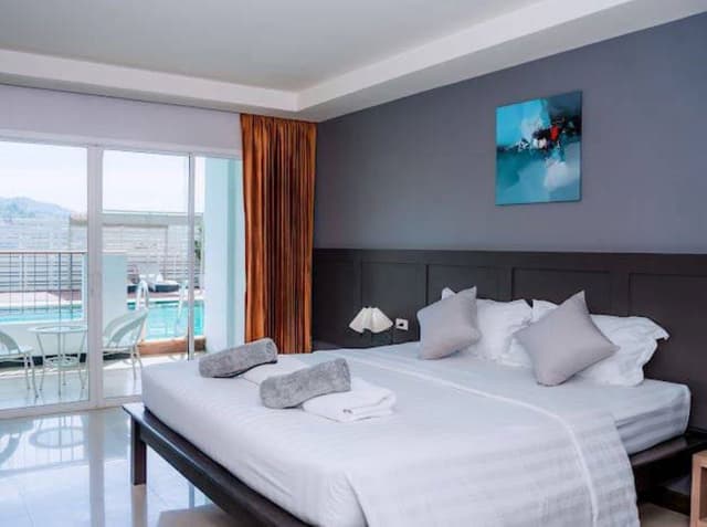 Premier Room, Pool Access