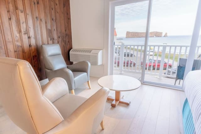 Panoramic Room ( Rock view)