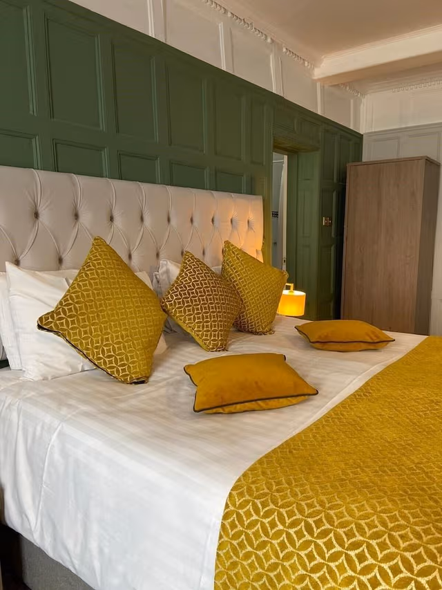 Deluxe 'Charles Allen Jones' Double / Twin Bedroom (With Spa Access)