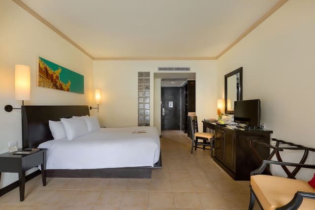 Deluxe Room, 1 King Bed, Pool Access