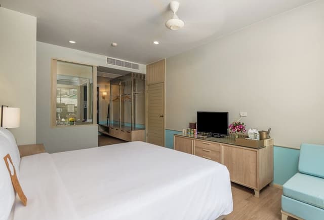 Deluxe Room, 1 King Bed, Pool Access