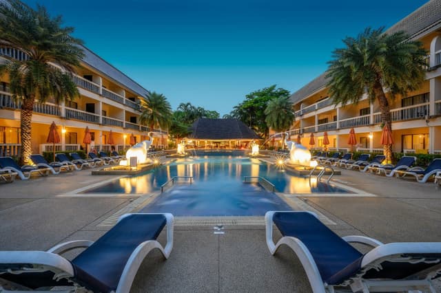 Deluxe Room, 1 King Bed, Pool Access