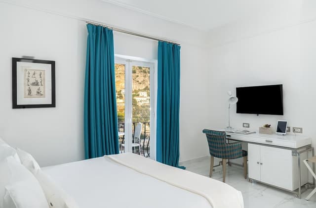 Deluxe Room (03)
