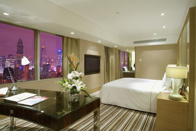 Villar Executive city-view King suite