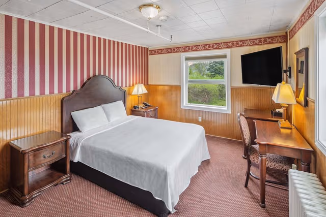 Historic Queen w/ Shared Bathroom, No Elevator