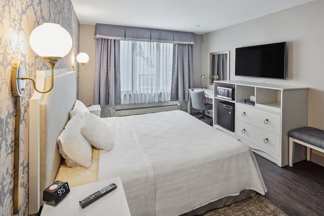 Deluxe Room, 1 Queen Bed (Accessible)