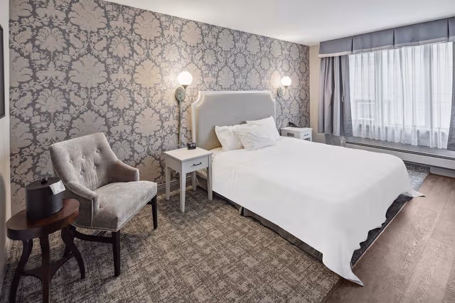 Deluxe Room, 1 Queen Bed (Accessible)