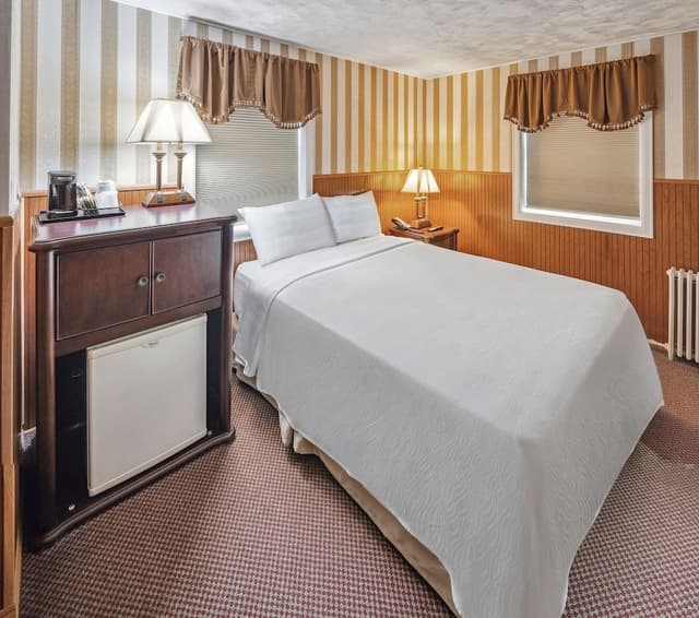 Historic Queen w/ Shared Bathroom, No Elevator