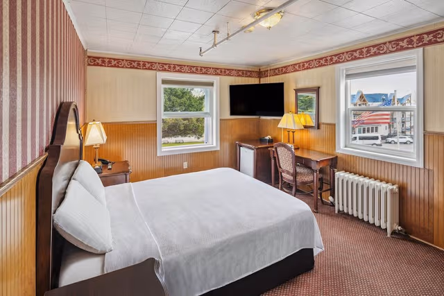 Historic Queen w/ Shared Bathroom, No Elevator