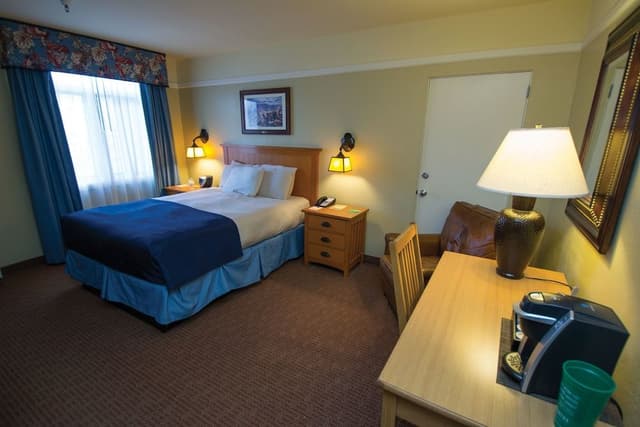 Standard Room, 1 Queen Bed Street Level