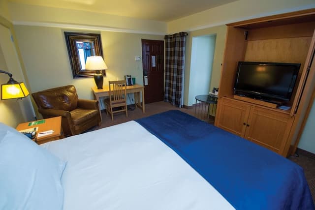 Standard Room, 1 Queen Bed Street Level