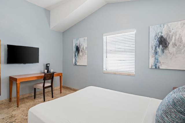 Signature Room, 1 Queen Bed (Self Check-in with Virtual Front Desk)