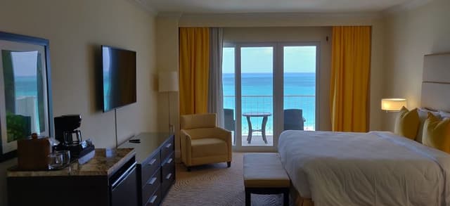 Ocean Front w/Balcony, 1 King Bed