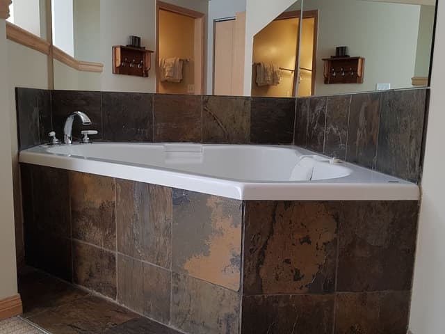 Luxury Condo, 2 Bedrooms, Accessible, Jetted Tub