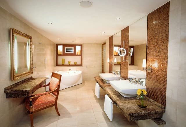PRESIDENTIAL SUITE WITH LOUNGE