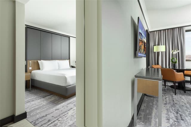 KING EXECUTIVE SUITE WITH SEPARATE LOUNGE
