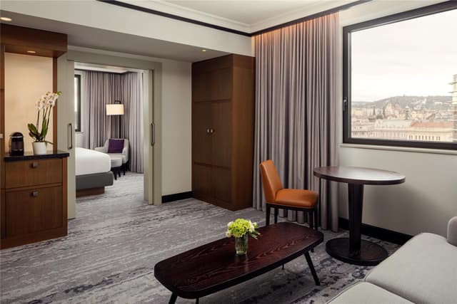 KING JUNIOR SUITE