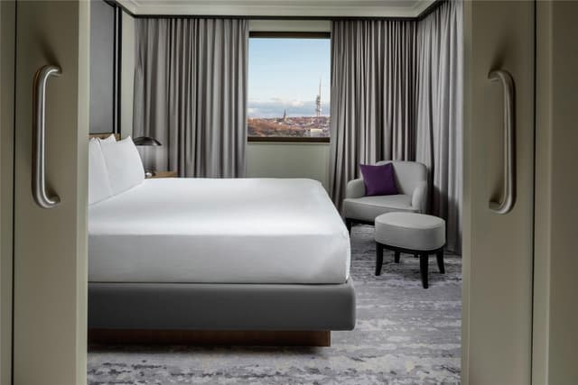 KING JUNIOR SUITE
