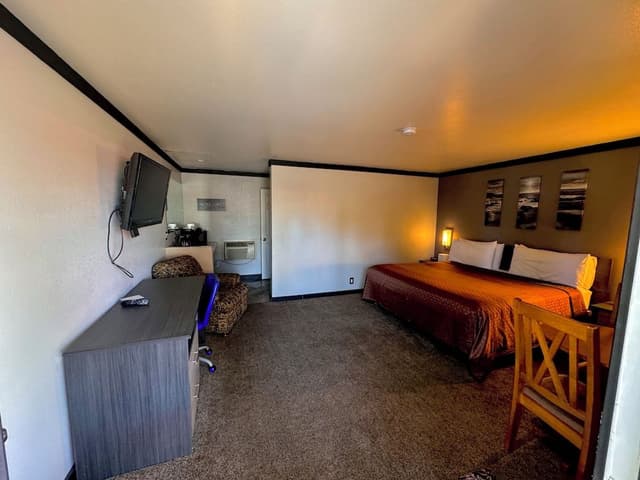 Royal Room, 1 King Bed, Non Smoking, Private Bathroom