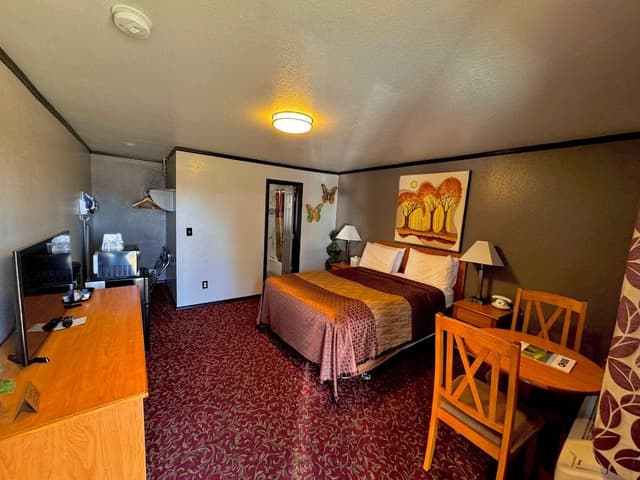 Royal Room, 1 King Bed, Non Smoking, Private Bathroom