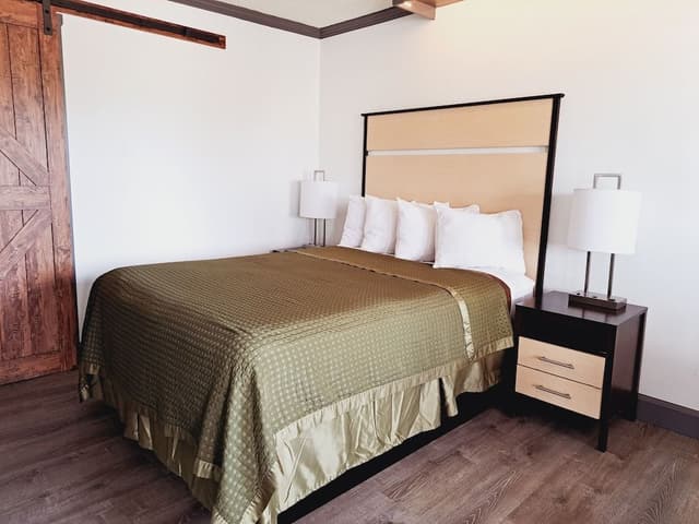 Standard Room, 1 Queen Bed