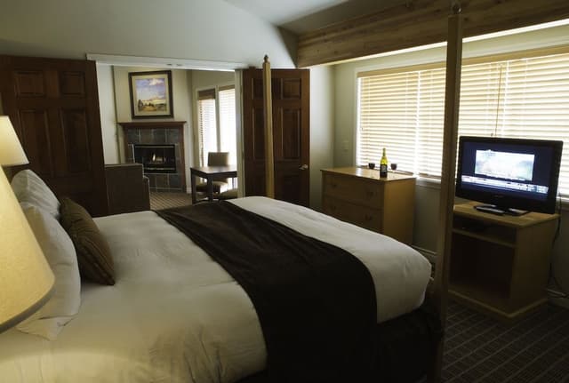 Executive Suite, 1 King Bed, River View