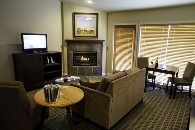 Deluxe Suite, 1 King Bed (No View)