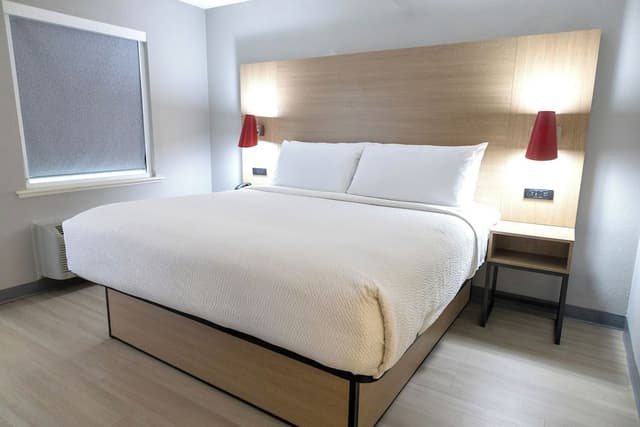 Single Room, 1 King Bed, Accessible