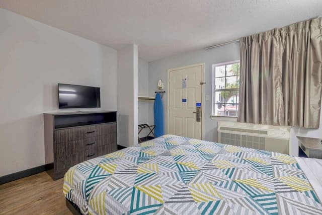 Deluxe Room, 1 Queen Bed, Accessible, Non Smoking