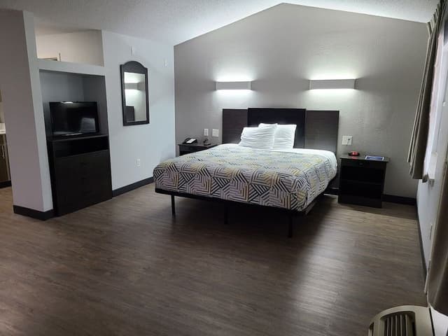 Deluxe Room, 1 Queen Bed, Non Smoking, Kitchenette