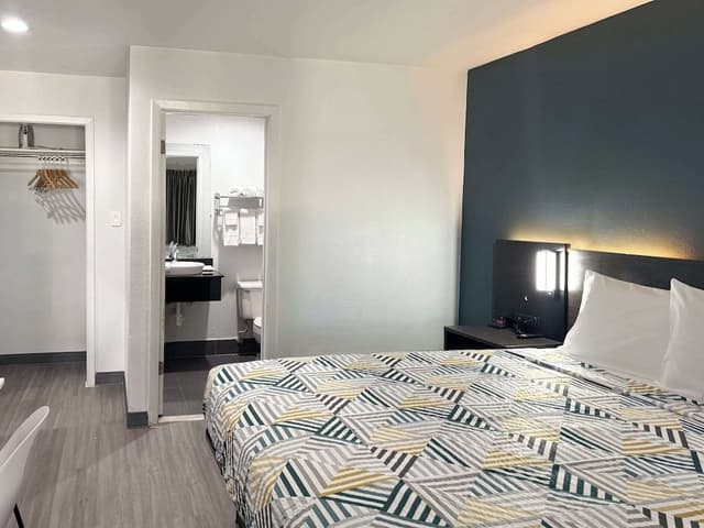 Standard Room, 1 King Bed, Non Smoking, Kitchenette