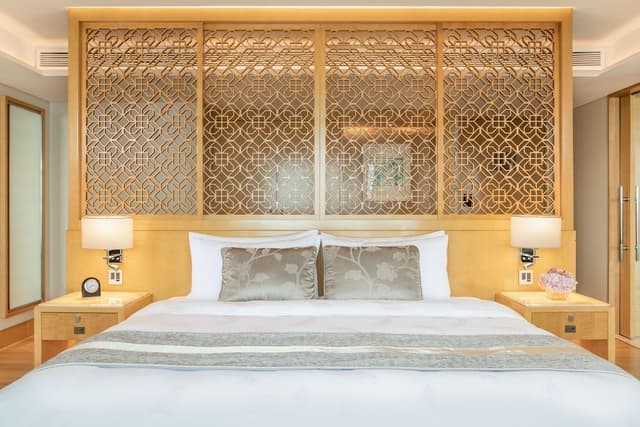 Club Deluxe Room River View King Bed