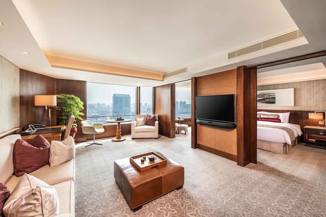 Club Premier Suite River View King Bed