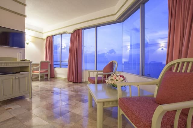 Whale Tail Suite