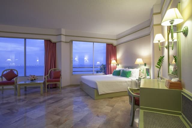 Whale Tail Suite