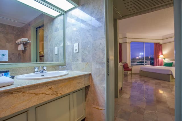 Whale Tail Suite