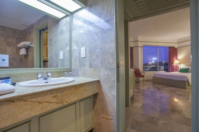 Whale Tail Suite