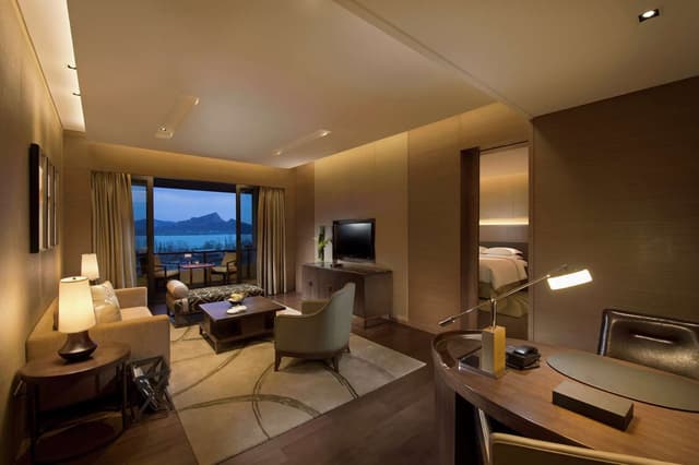 KING ONE BEDROOM SUITE WITH LOUNGE ACCESS