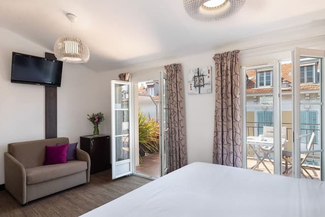 Junior Suite, 1 Queen Bed with Sofa bed