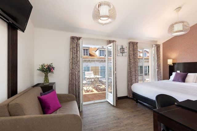 Junior Suite, 1 Queen Bed with Sofa bed