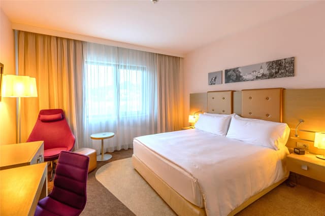 KING ACCESSIBLE GUEST ROOM