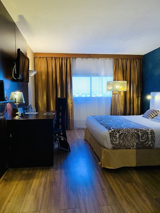 LUXURY 2 SINGLE BEDS