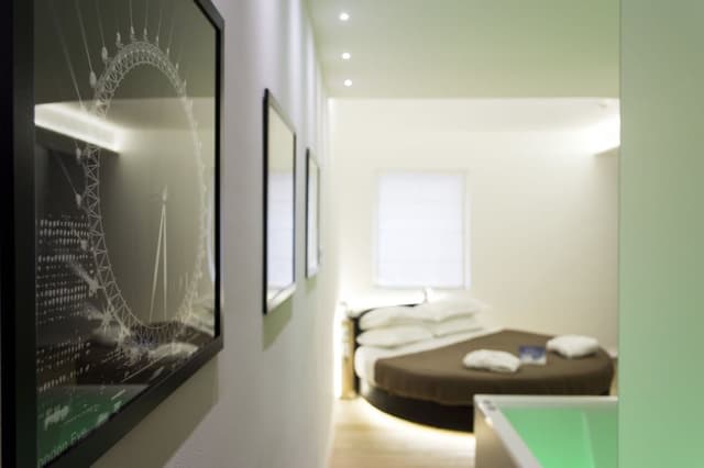 Round Suite with Hot Tub