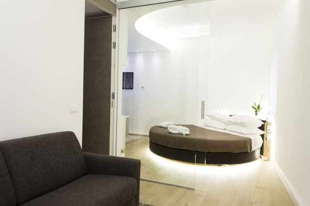 Round Suite with Hot Tub