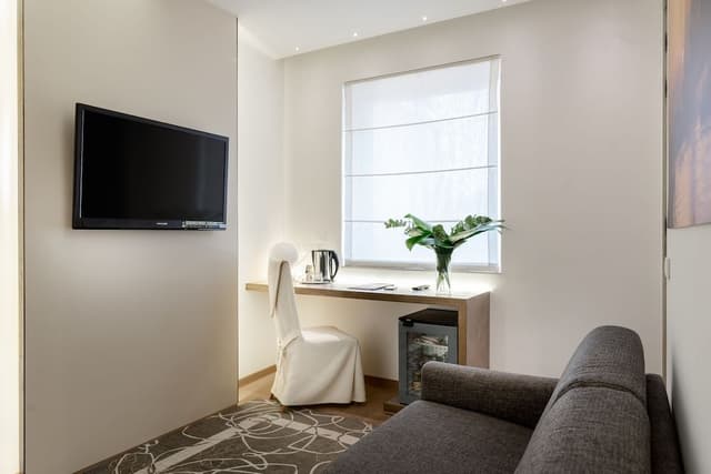 Round Suite with Hot Tub